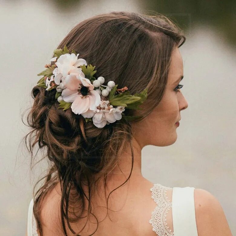 Свадебные прически. Свадебные прически с цветами. Прическа с цветами в волосах. Украшение в волосы для невесты.