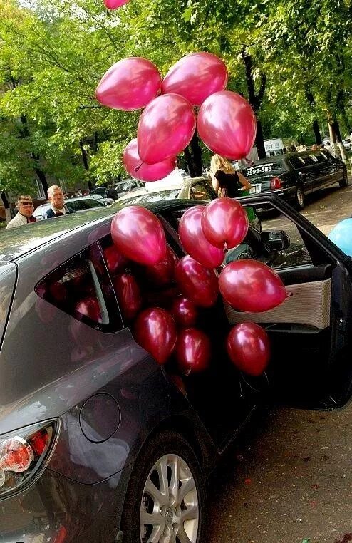 Украшение автомобиля шарами. Автомобиль с шариками. Воздушные шары и автомобиль. Автомобиль с воздушными шарами. Едет сюрприз
