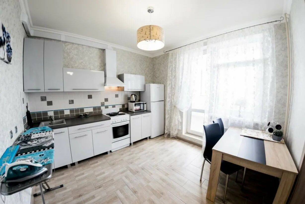 Кухня от застройщика. Хоум отель оренбург донецкая 2. Квартиры в оренбурге. Квартира студия оренбург. Квартира студия в оренбурге.