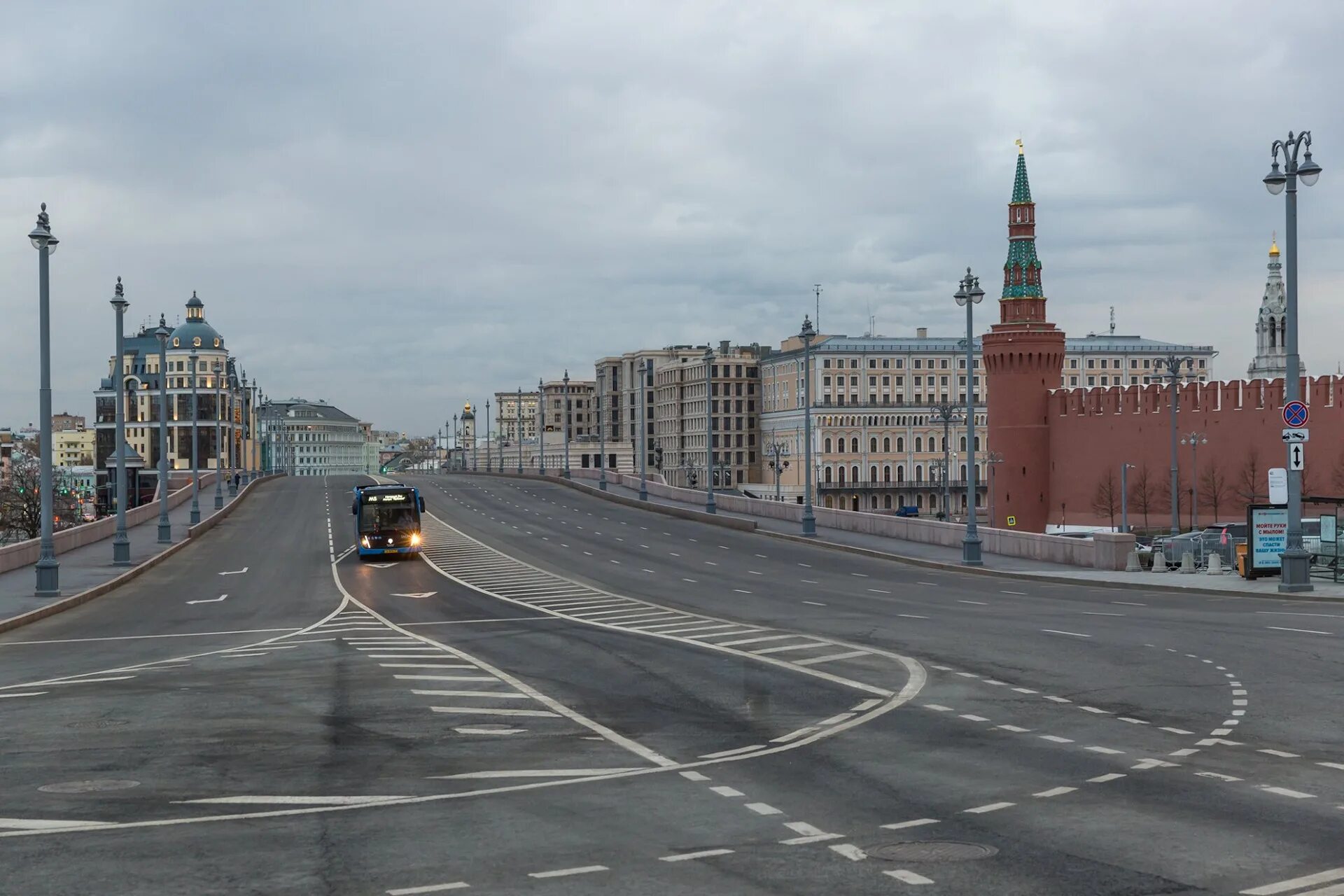 Москва апрель 2020. Пустынная москва. Москва в конце апреля. Московский полумарафон 2021. Красная площадь весной.