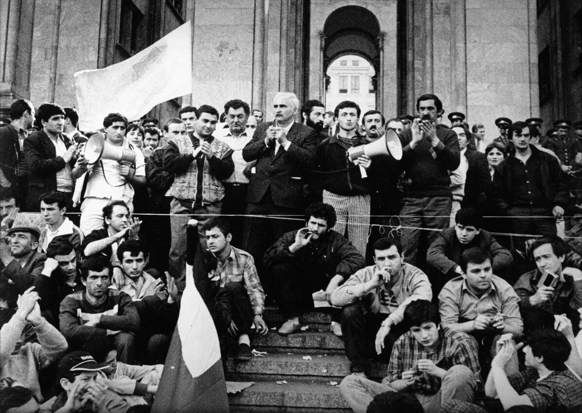 9 апреля тбилиси. Тбилиси 1989 9 April.. Митинг 9 апреля 1989 года в Тбилиси. 09 Апреля 1989 год Тбилиси. Тбилиси 1989 разгон демонстрации.