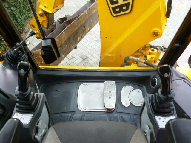 Мтз 92п кабина рычаги управления. 90 кабина. Jcb 4cx кабина. Экскаватор john deere кабина. Управление трактором экскаватором.