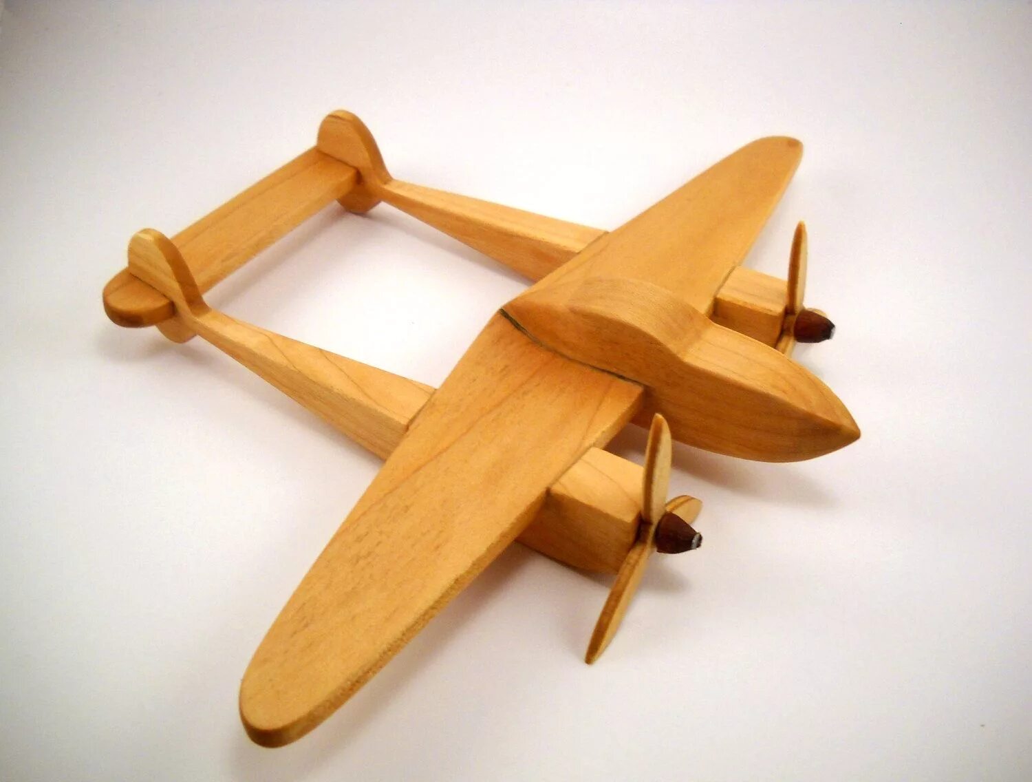 Проект из дерева 7 класс технология мальчики. Деревянный самолет ил-2 диривяный. Самолет из дерева. Поделки из дерева. Поделка самолет.