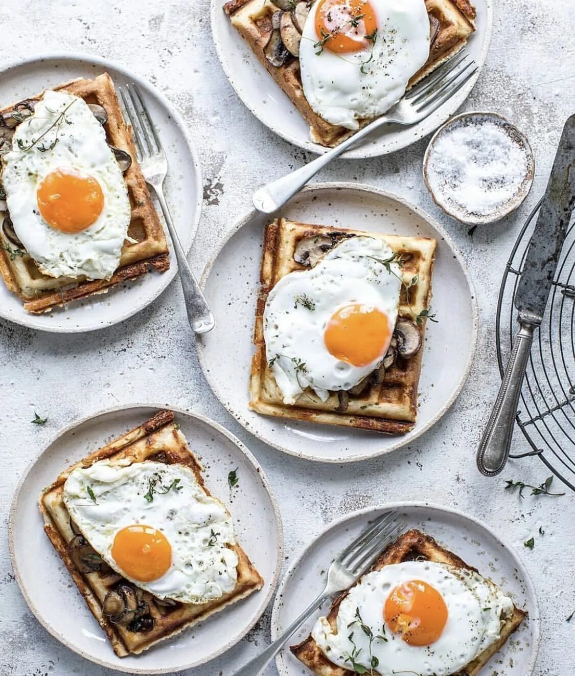 Венская вафля с яйцом. Вафли с яичницей. Воскресный завтрак. Поздний завтрак. Завтрак с лососем.