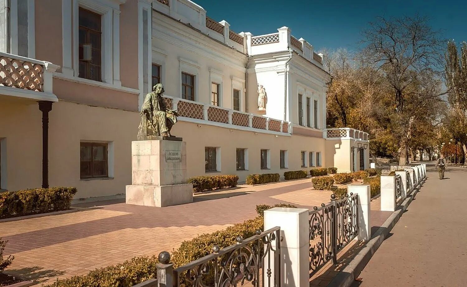 Феодосия экскурсии. Феодосия музей айвазовского. феодосия набережная. феодосийский краеведческий музей.