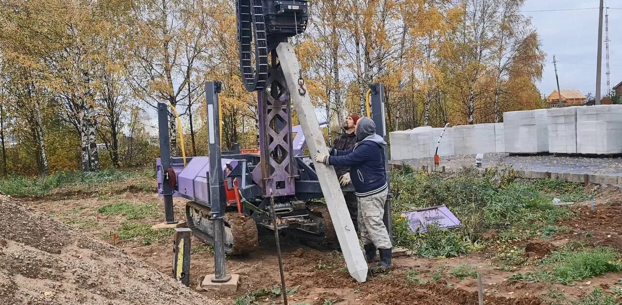 Забивка свай 150х150. Бетонные винтовые сваи. Фундамент жби сваи. Свайный жб фундамент. Монтаж забивных свай.