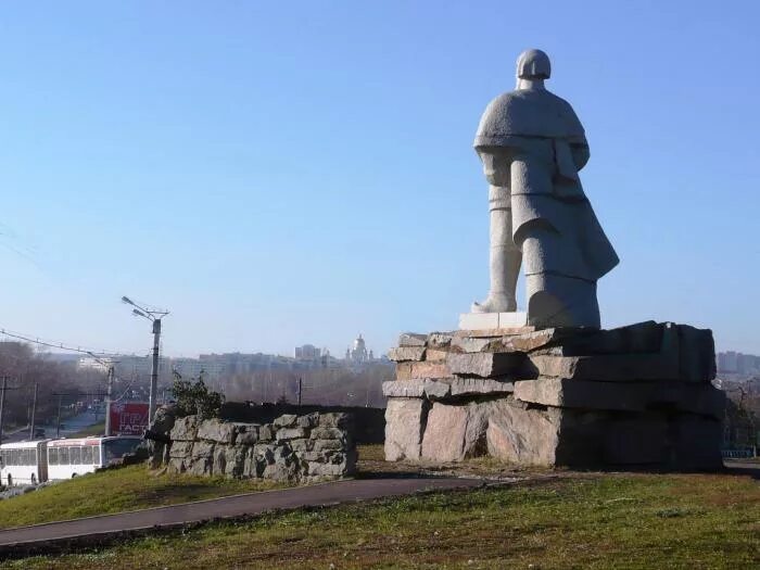 Памятник пугачева саранск. Памятник емельяну пугачеву в саранске. памятник емельяну пугачеву. памятник пугачева в саранске. саранск памятник емельяна.