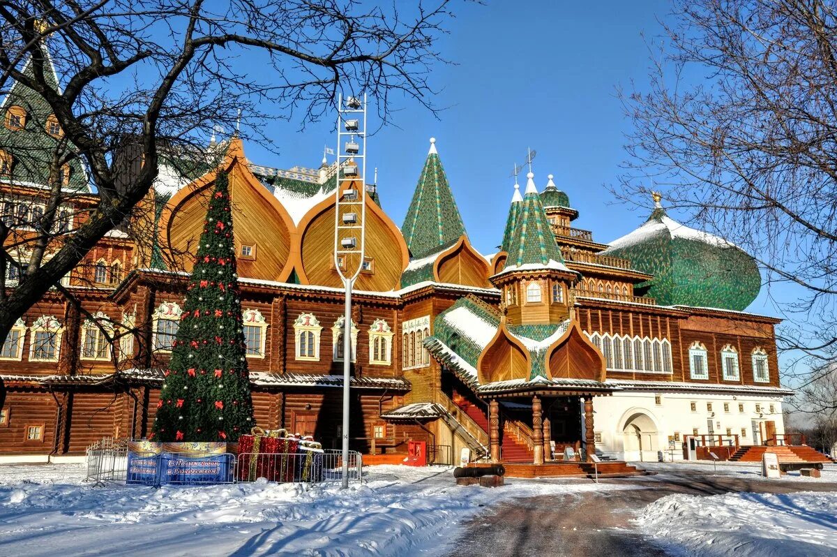 Коломенский дворец царя алексея михайловича зимой. Дворец царя алексея михайловича в коломенском. Усадьба коломенское экскурсия. Усадьба коломенское экскурсия. Новогодняя программа для детей афиша.