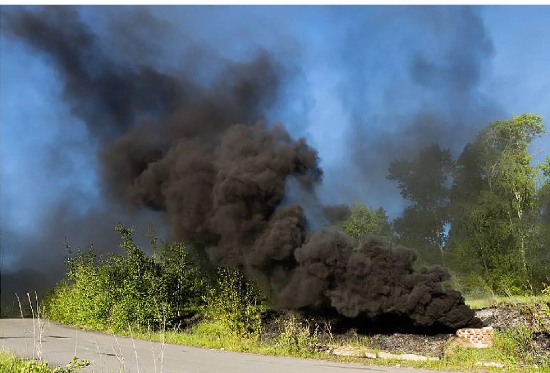 Тэц 1 хабаровск черный дым. Большая дым черный дым. Черный столб дыма. Дым. Огонь и дым.