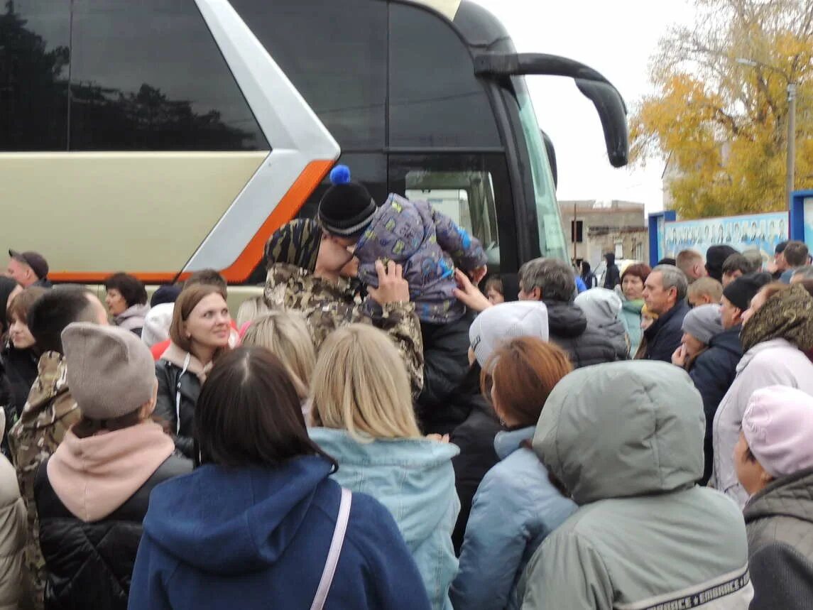 Россия проводит мобилизацию. Провожают мобилизованных. Мобилизованные в автобусе. Автобус фото. Мобилизация г Кувандык.