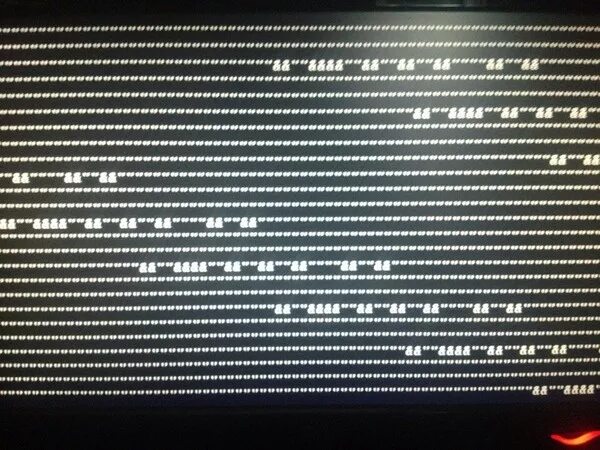 На мониторе полосы при загрузке. При загрузке компьютера на экране полосы. При запуске компьютера на мониторе полосы. Белые точки на мониторе компьютера. Полосы на экране при включении