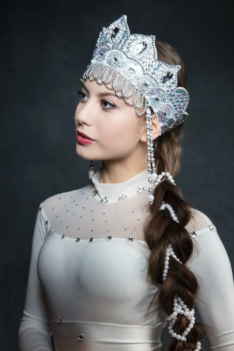 Сибирский кокошник. Сибирский кокошник. Белорусский кокошник. Девушка в кокошнике. Кокошник 19 века владимирская губерния.