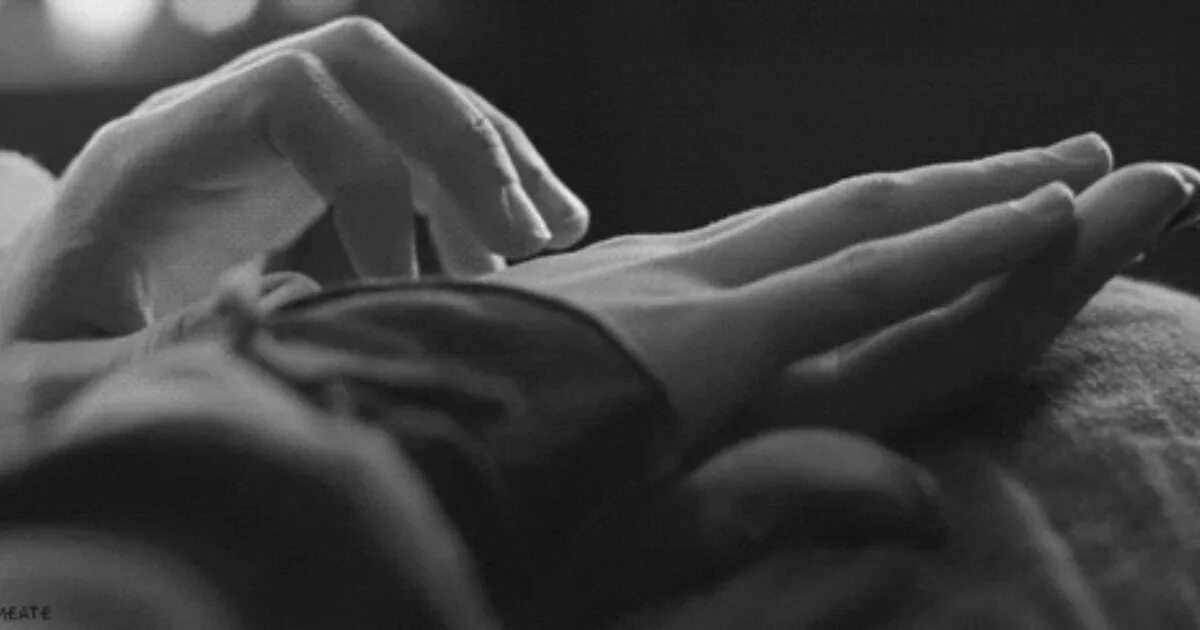 Спящей девушке палец. Нежное прикосновение рук. Ласки руками. Прикосновение рук любовь. Поглаживание рук.