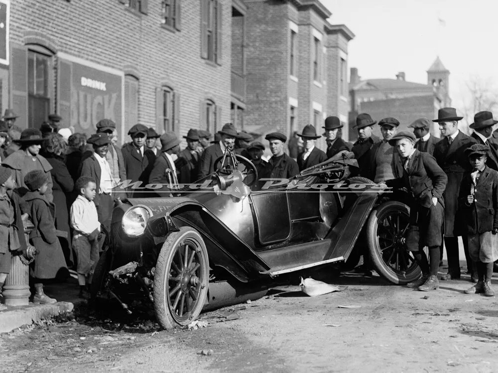 Легковушка первых пятилеток. Автомобильные аварии 1910 года. Старинные автомобили. Автомобили 20 века. Автомобили 19 века.