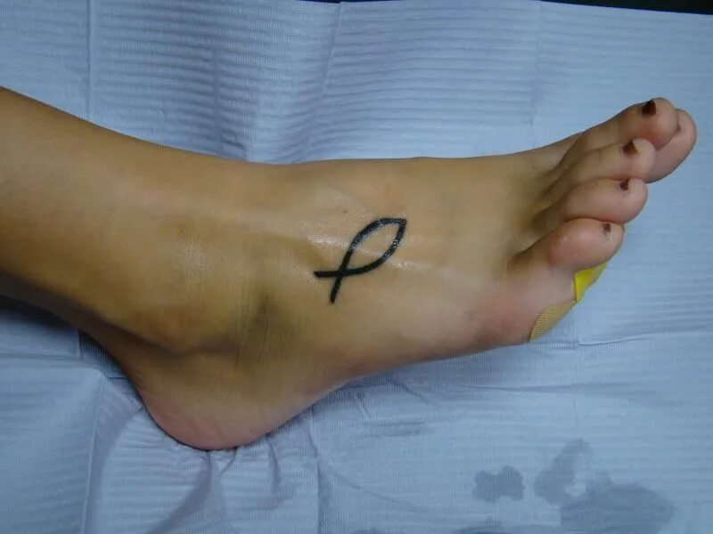 Кэролайн пирс гильотина. Pierced feet. Кэролайн пирс унижение. Pierced feet. Pierced feet.