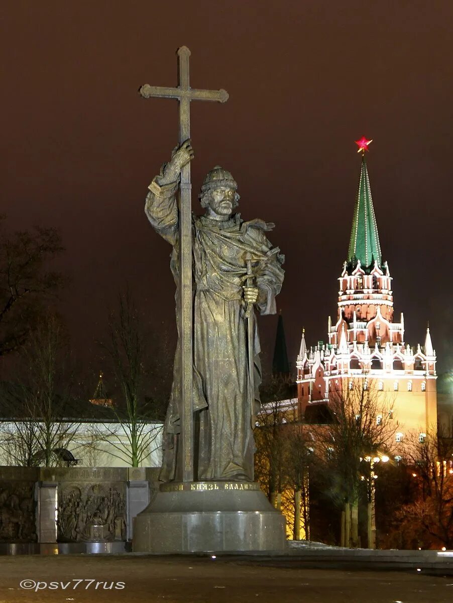 Какому владимиру памятник в кремле. Москва памятник Владимиру Крестителю Боровицкая площадь. Памятник Владимиру красное солнышко в Москве. Памятник Владимиру Мономаху в Москве на Боровицкой площади.