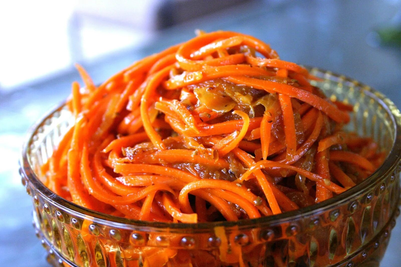 Как вкусно приготовить морковь. Корейски морковча. Корейская морковь. Морковь по-корейски. Морковча салат корейский.
