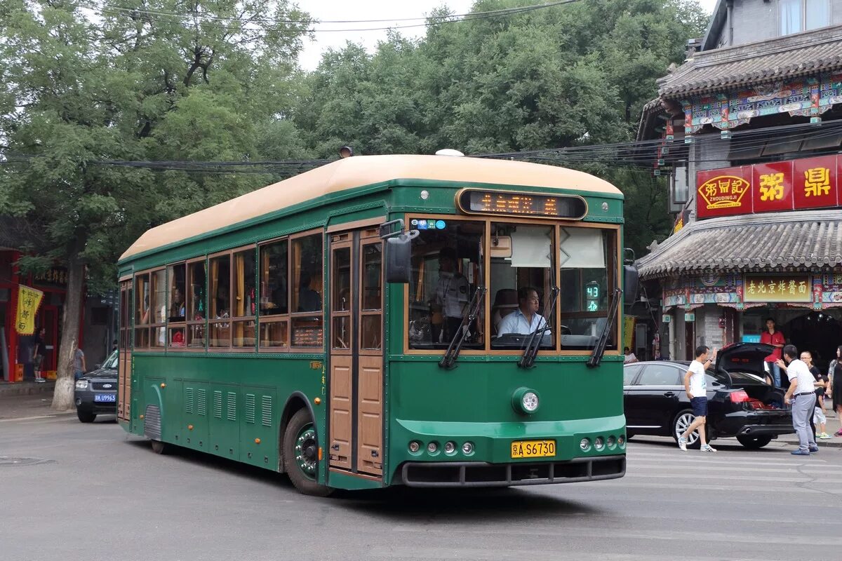 Цвет школьного автобуса. Школьный автобус 1:64. Isuzu cubic. Автобусы в америке. Транспорт бостона.