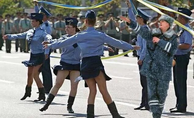 Женщина полицейский прикол. Приколы про ментов. Полицейские раздели женщин. Dancing policeman