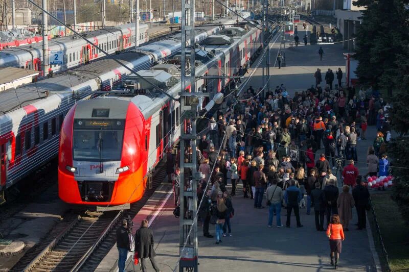 Жд перевозка пассажиров. Пассажирский Пригородный электропоезд РЖД. Ласточка поезд на вокзале. Пригородный поезд Ласточка. ЖД вокзал электричка Ласточка.