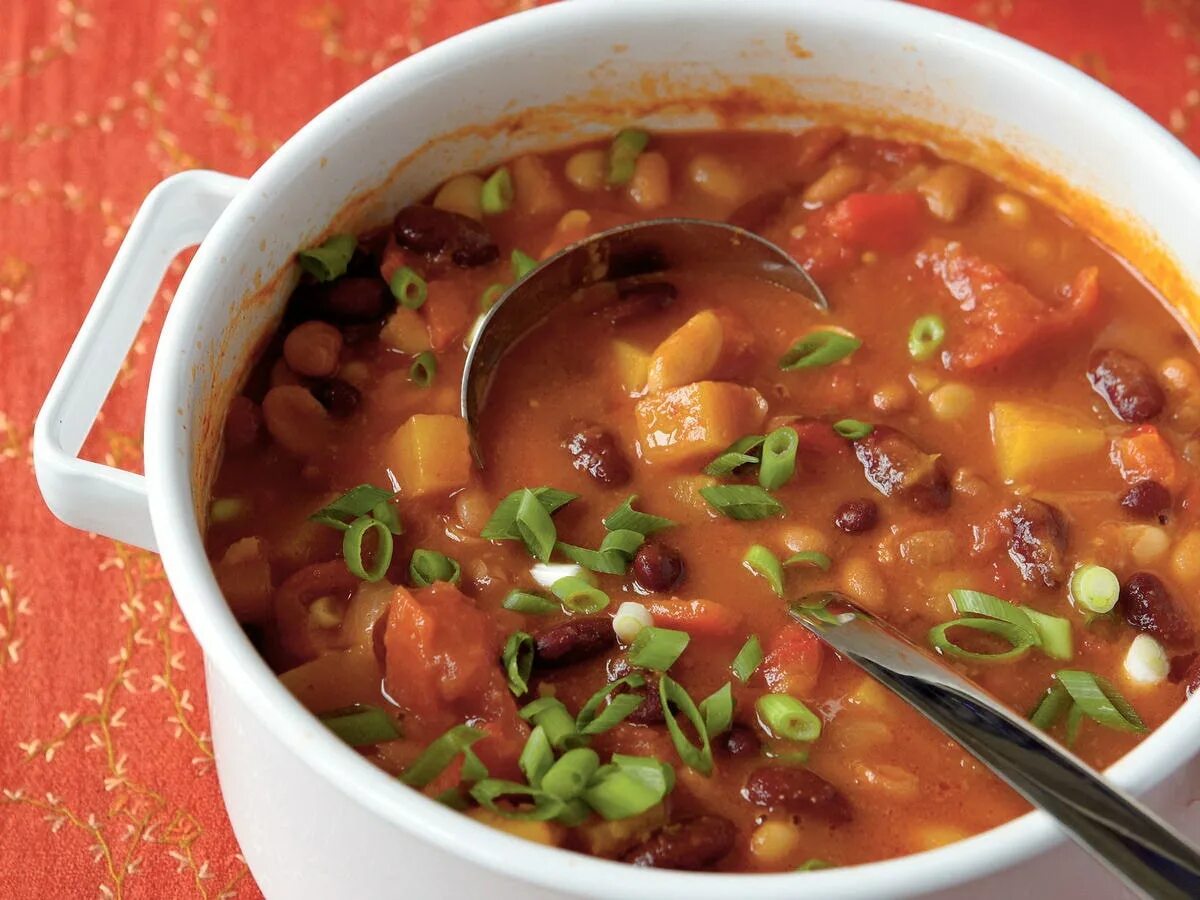 Консервированная фасоль с мясом рецепты. Фасолевый суп армянский. Суп фасолевый овощной. Фасолевый суп с красной фасолью.