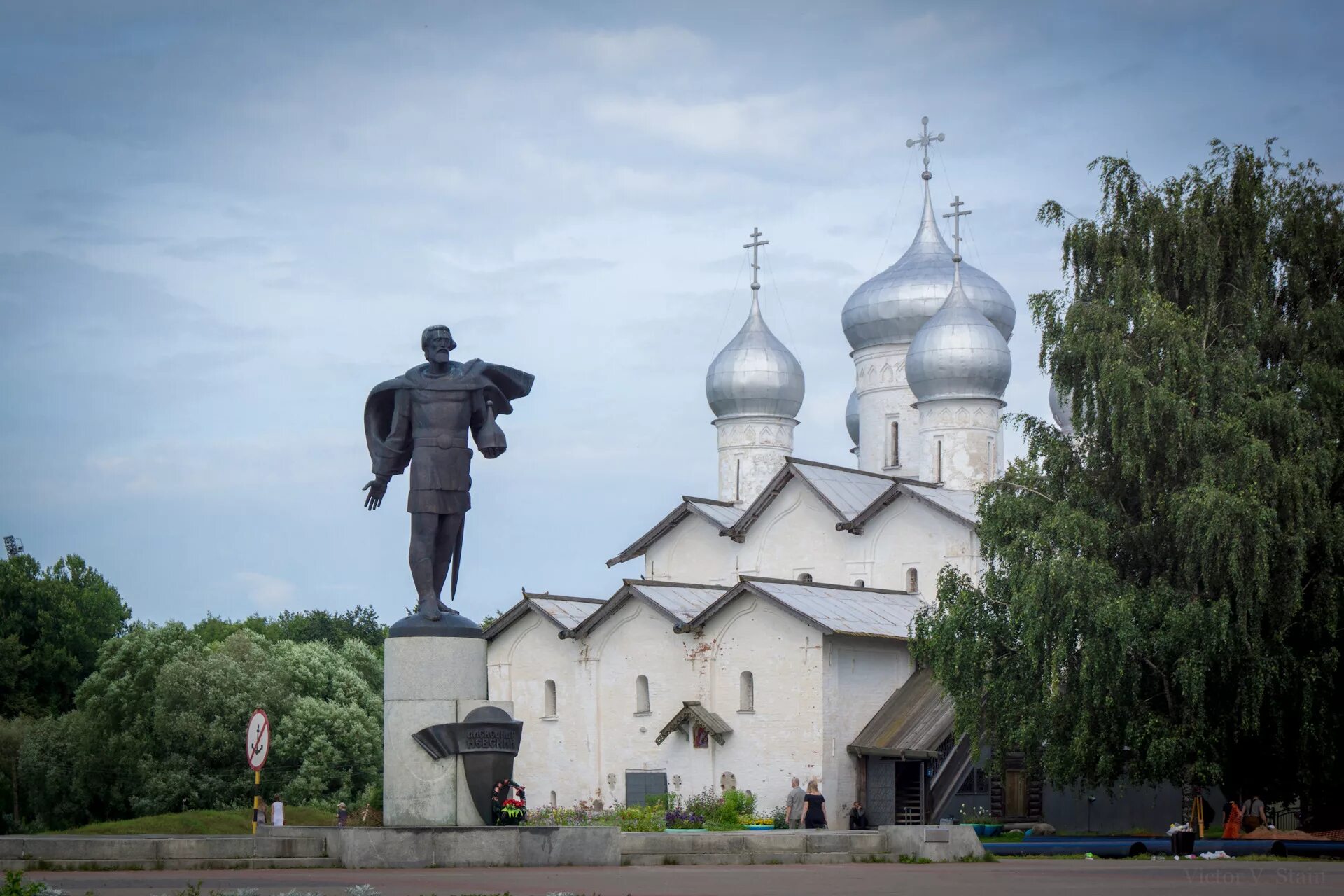 Душа великий новгород. Памятник Александру Невскому в Великом Новгороде на набережной. Памятник Александру Невскому Великий Новгород.