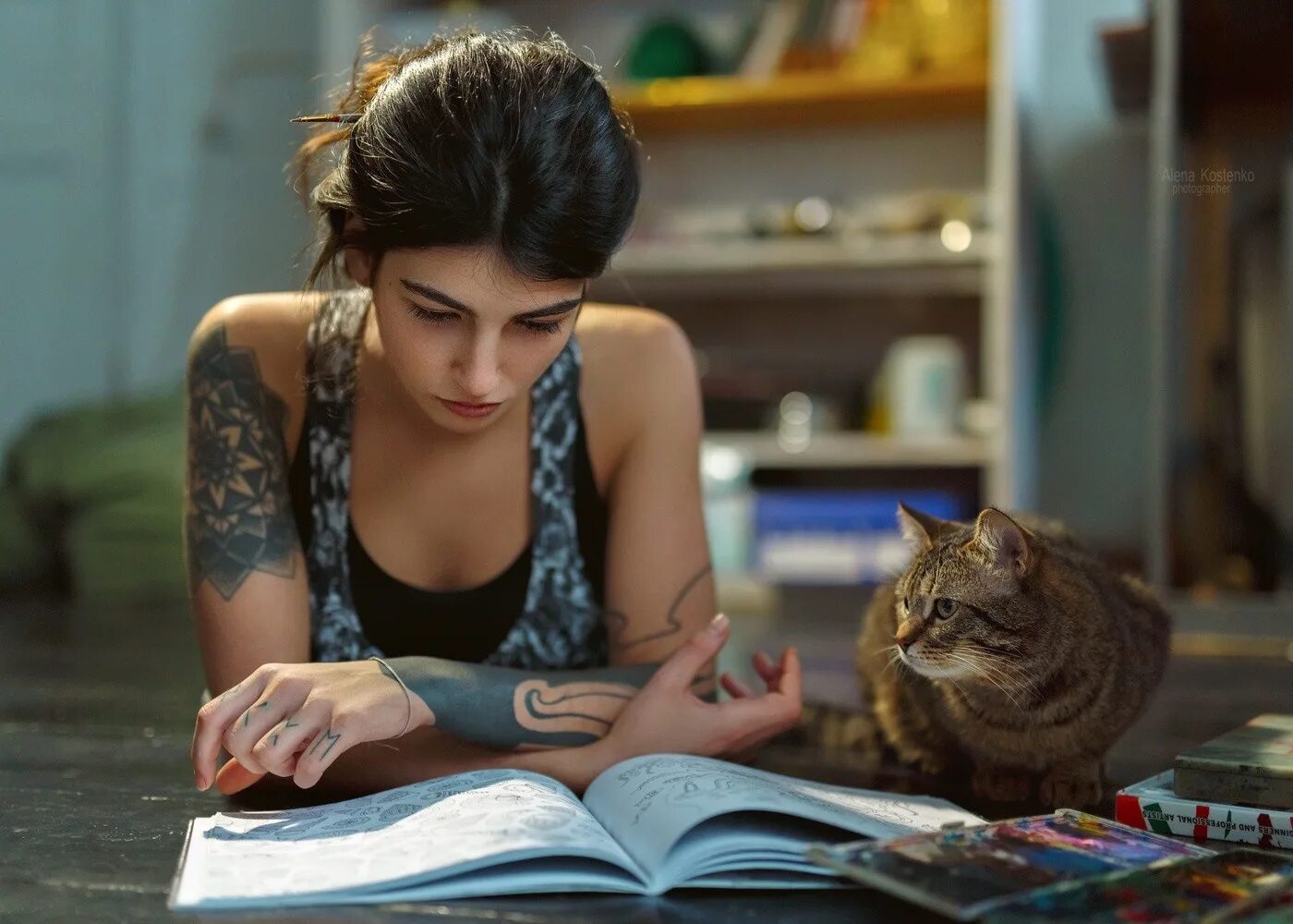 Beautiful human. Девушка с котом. Девушка с книгой и котом. Девушка с книжкой и котом. Тату девушка с книгой.