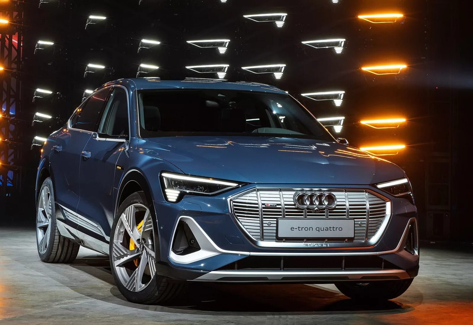 Audi e tron 2021. Audi q4 e-tron 2021. Audi e tron 2021. Трон 2021. Audi rs3 2022.