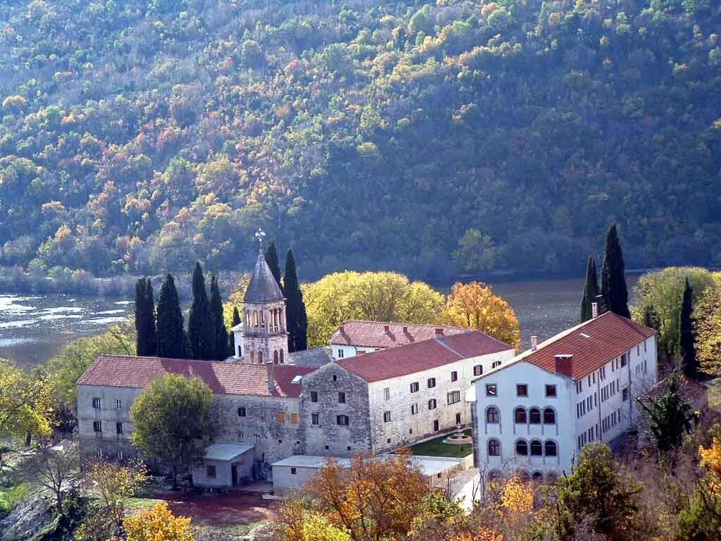 Крупнейший православный монастырь в европе. Монастырь КРКА Хорватия. Монастырь Висовац. Женский монастырь в Мюнхене. Православный монастырь на Дунае в Германии.