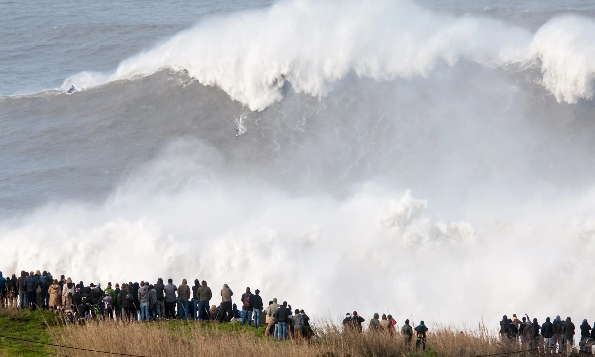Большие волны превью. An extremely large wave caused. Разрушительные волны. An extremely large wave caused. Назаре португалия серфинг.