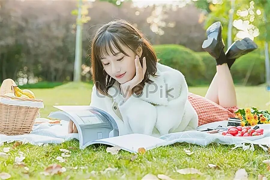 Дети с книгой летом. Люди в парке. Picnic reading. Teen girl reading book. Picnic reading.