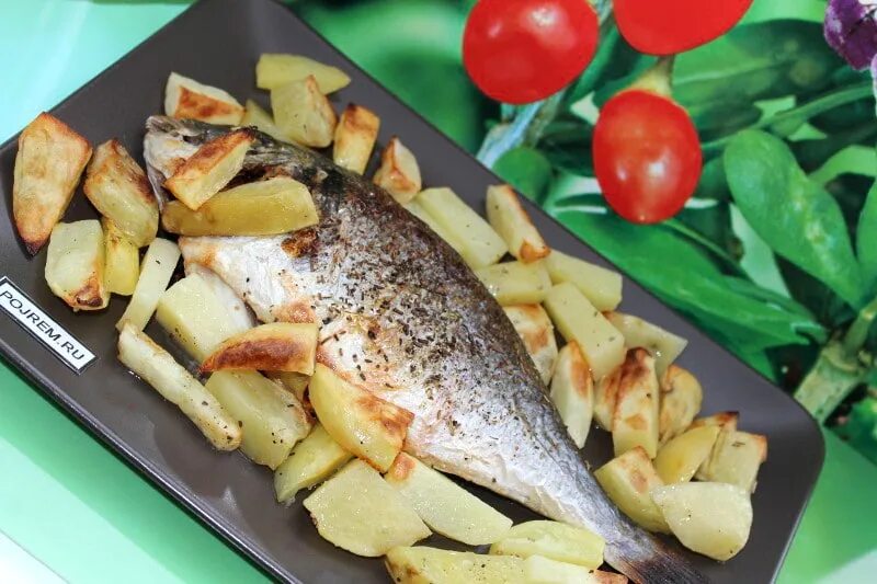Картошка с рыбой минтай. Рыба с картошкой в духовке. Форель с картошкой. Форель с картошкой в духовке. Рыба запеченная с картошкой.