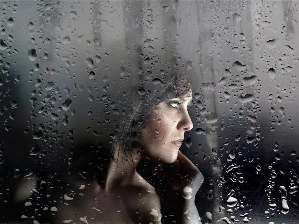 Песня хмурит брови вечер одинокий каплями. Грустный дождь. Дождь грусть. Женщина дождя. Дождь за окном.