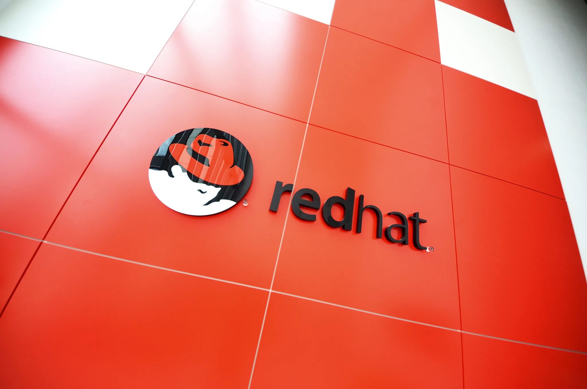 Red hat компания. Red hat компания логотип. Red hat Linux. Red hat башня. Red hat 8