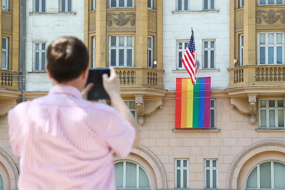 Посольство сша экстремисты. Посольство США В Москве вывесило Радужный флаг.