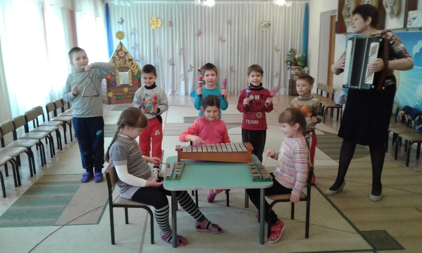 Музыкотерапия для детей. Музыкальные занятия для детей 1,5 лет. Функциональная музыкотерапия это. Дети на логопедической ритмике. Музыкальное занятие в садике.