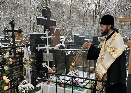 Могила священника