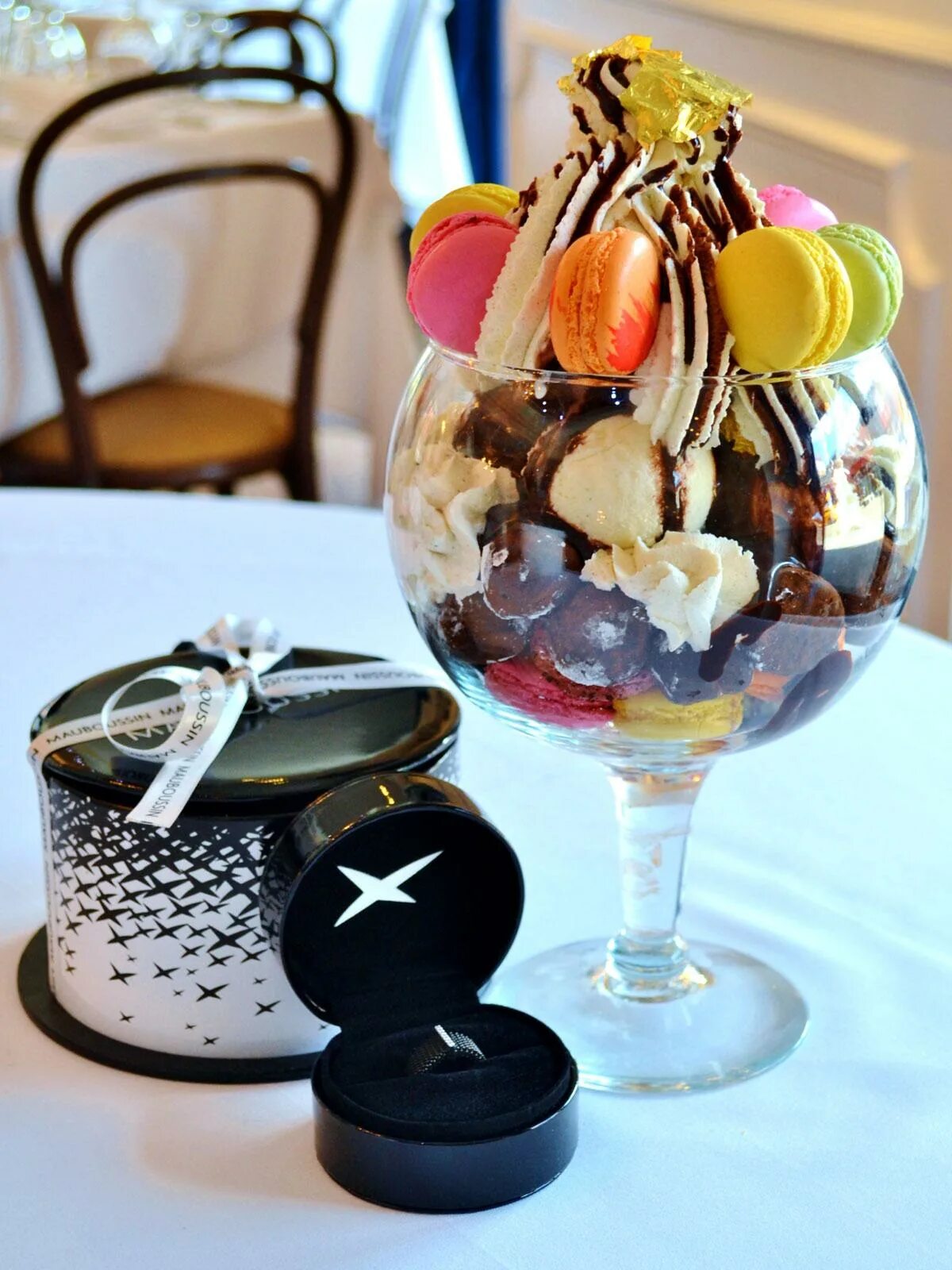 Дорогие сладости. Mauboussin мега мороженое с фруктами. Необычные Десерты. Модные Десерты. Необычные сладости.