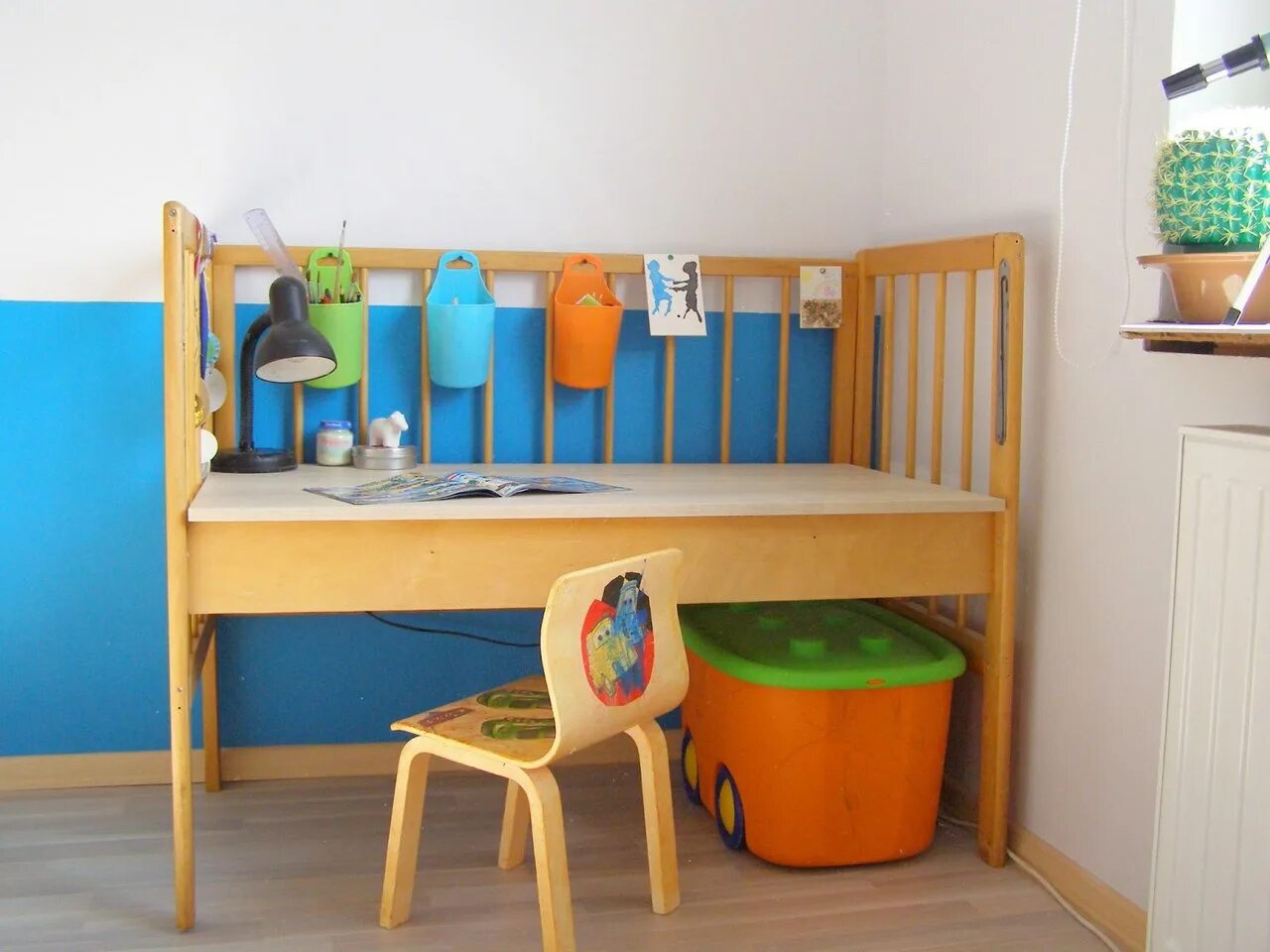 Переделки из детских кроваток. Гирлянда из баночек для детского питания. Дети в детском саду. Дети любого возраста. Можно использовать детский.