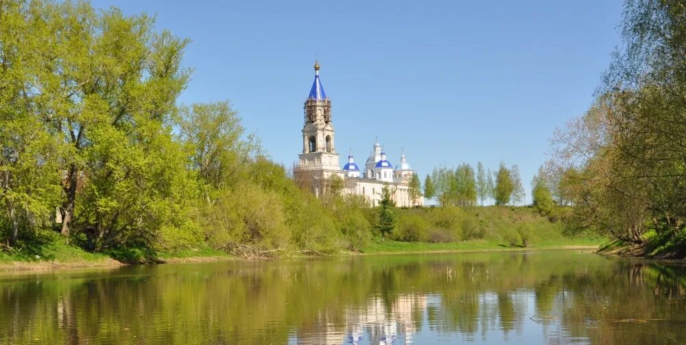Кашин берега. Кашин тверская область. река кашинка в городе кашин. кашинский кремль.