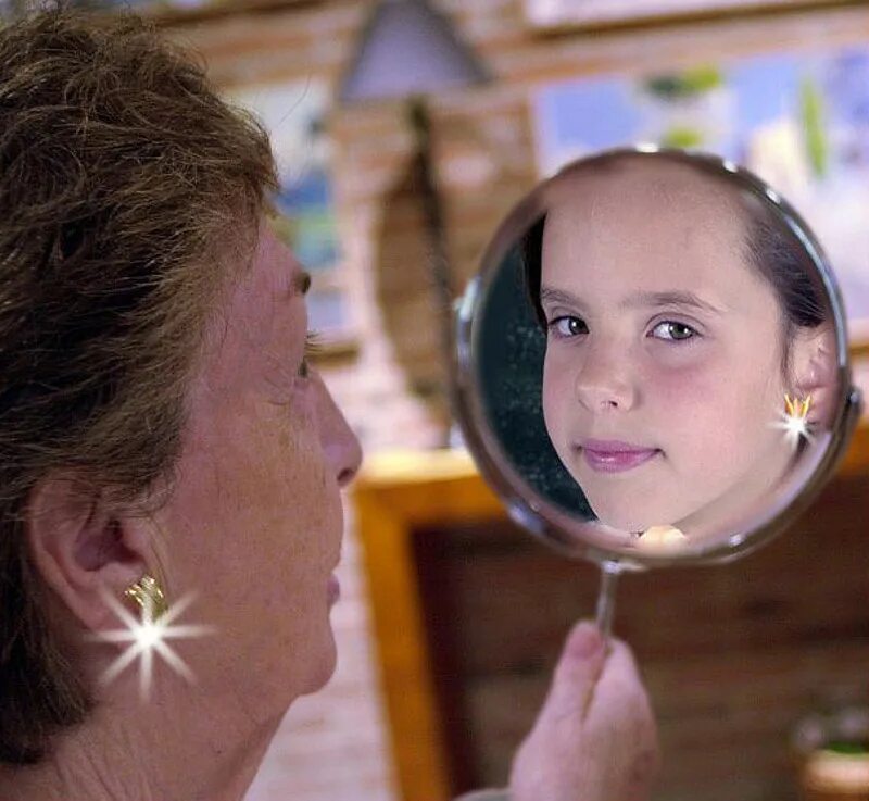 Мама и взрослая дочка. Дети отражение взрослых. Зеркало для детей. Ребенок отражение взрослого. Ребенок - зеркало родителей.