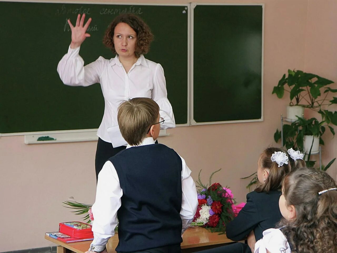 Учительница первого класса. Учительница ведет урок. уроки учителя. школьник и учительница. учительница в школе.