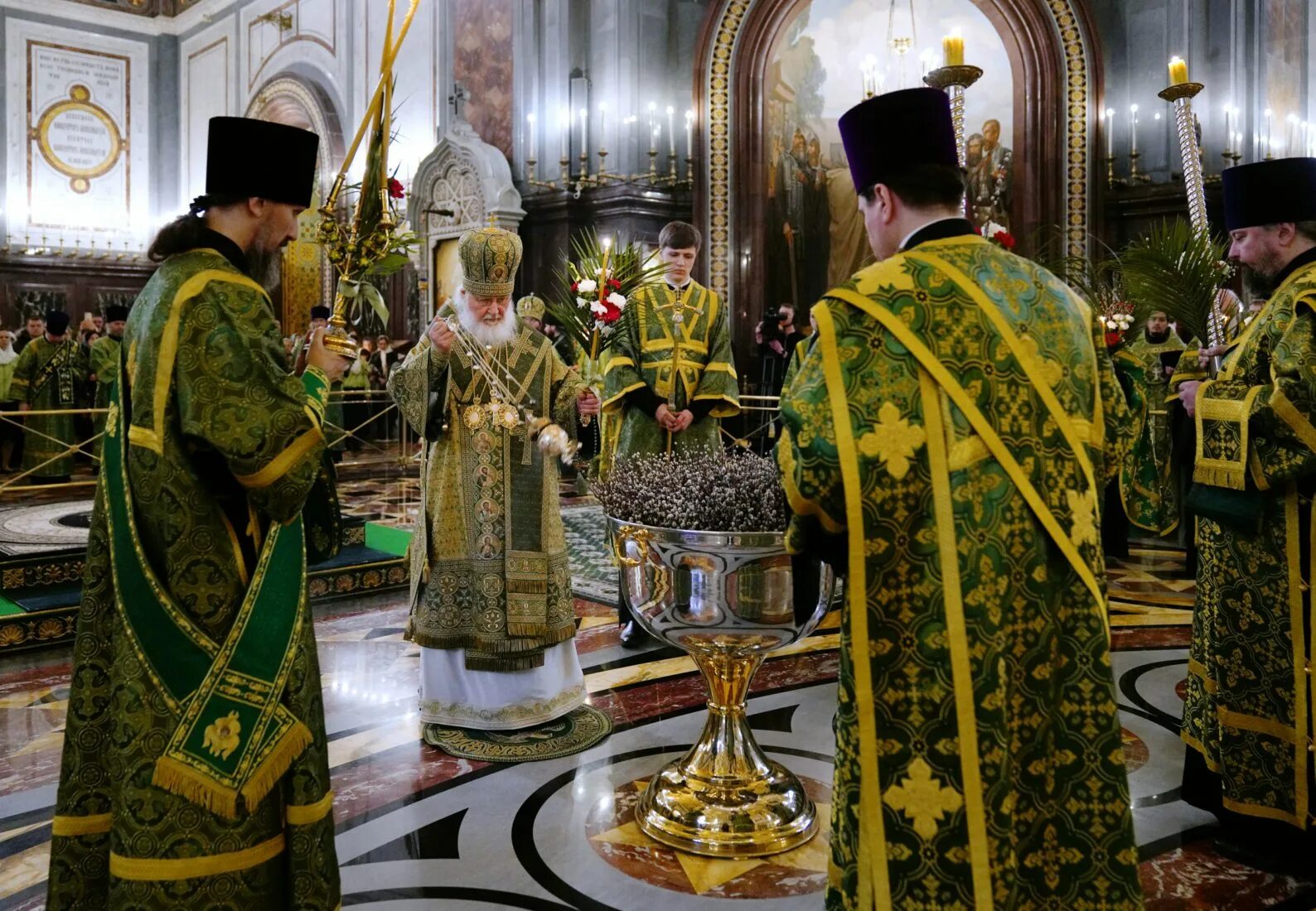 Служба в воскресенье вечером. Храм Христа Спасителя Пасха 2022. Вербное воскресенье служба в храме. Вход Господень в Иерусалим храм Христа Спасителя.