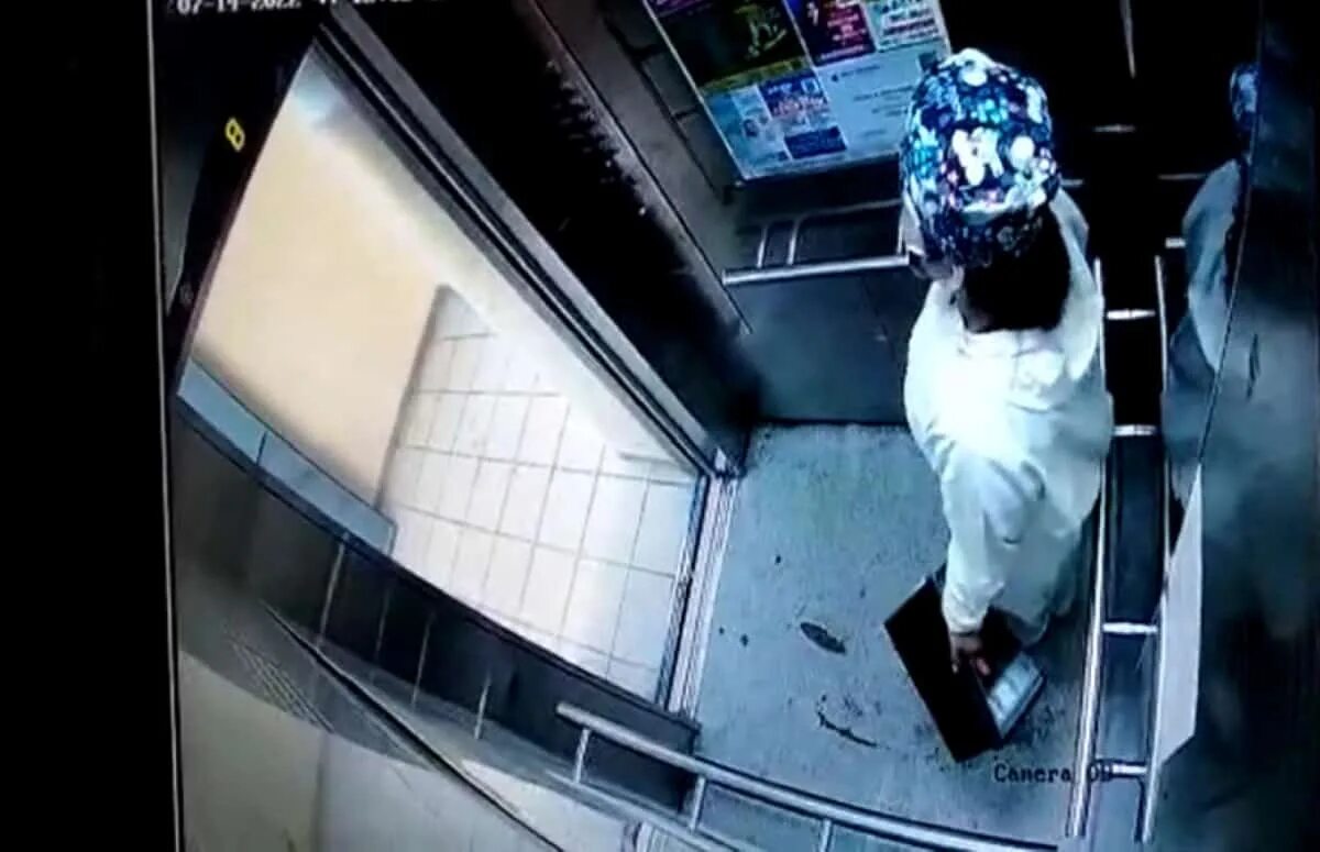 Справляет нужду видео. Женщина справила нужду в лифте. мобильный лифт кабинка. лифт в подъезде. лифт видео.