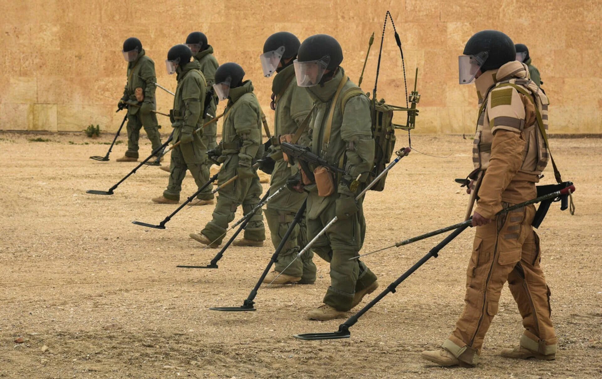 Костюм для разминирования. Сопер. Сопер. Сопер. Сапёр военный.