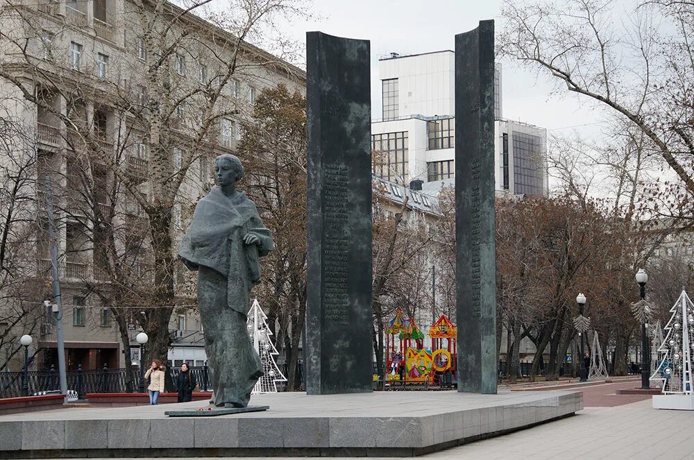 памятник надежде крупской на сретенском бульваре. к. памятник на сретенском бульваре. к. памятник владимиру шухову на сретенском бульваре.