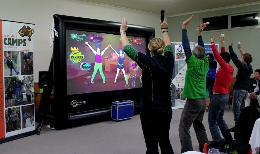 Интерактив на вечер. Танцевальная интерактивная игра just dance. аттракцион танцы. аттракцион just dance. конкурсы с экраном.