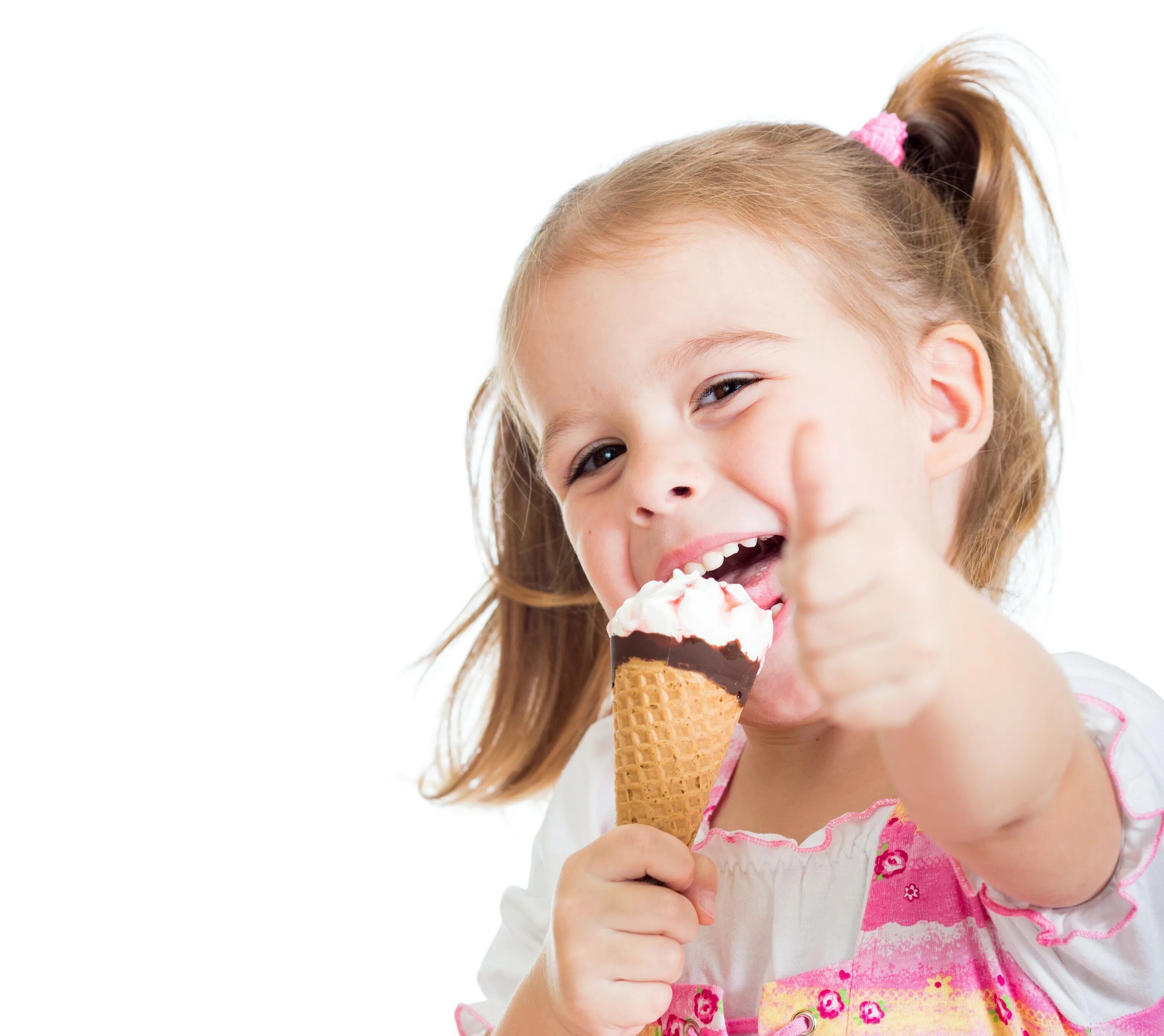 Ребенок с мороженым. Кушать мороженое. Мороженое для детей. Девушка с мороженым. Девушка ест мороженое.