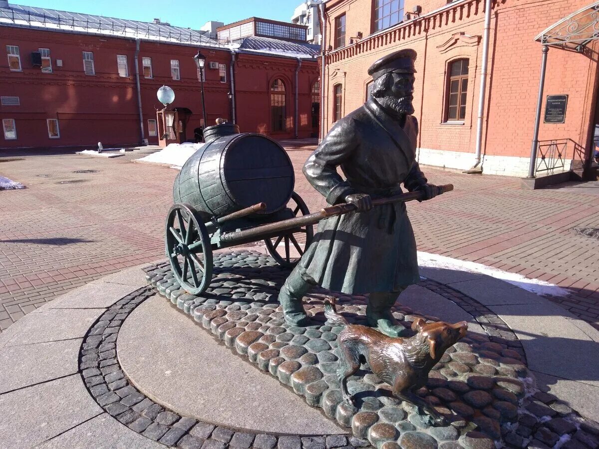 Водовоз сайт спб. Памятник Симбирский водовоз Ульяновск. Памятник водовозу в Кронштадте. Симбирский водовоз фонтан в Ульяновске. Памятник водовозу в Петербурге.