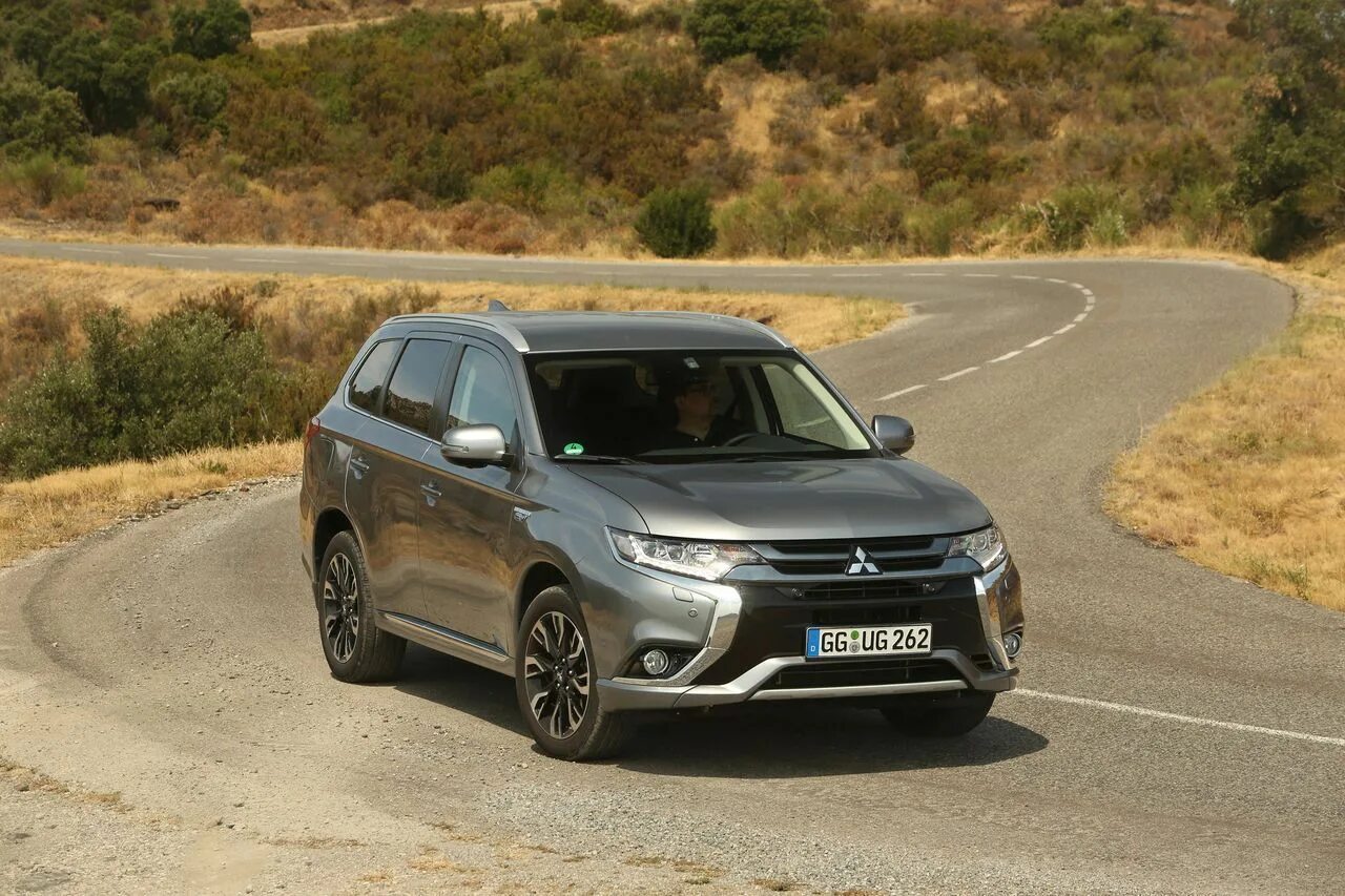 Mitsubishi Outlander 2015. Mitsubishi Outlander 3 2015. Митсубиси Аутлендер 4. Митсубиси Аутлендер 2015г.